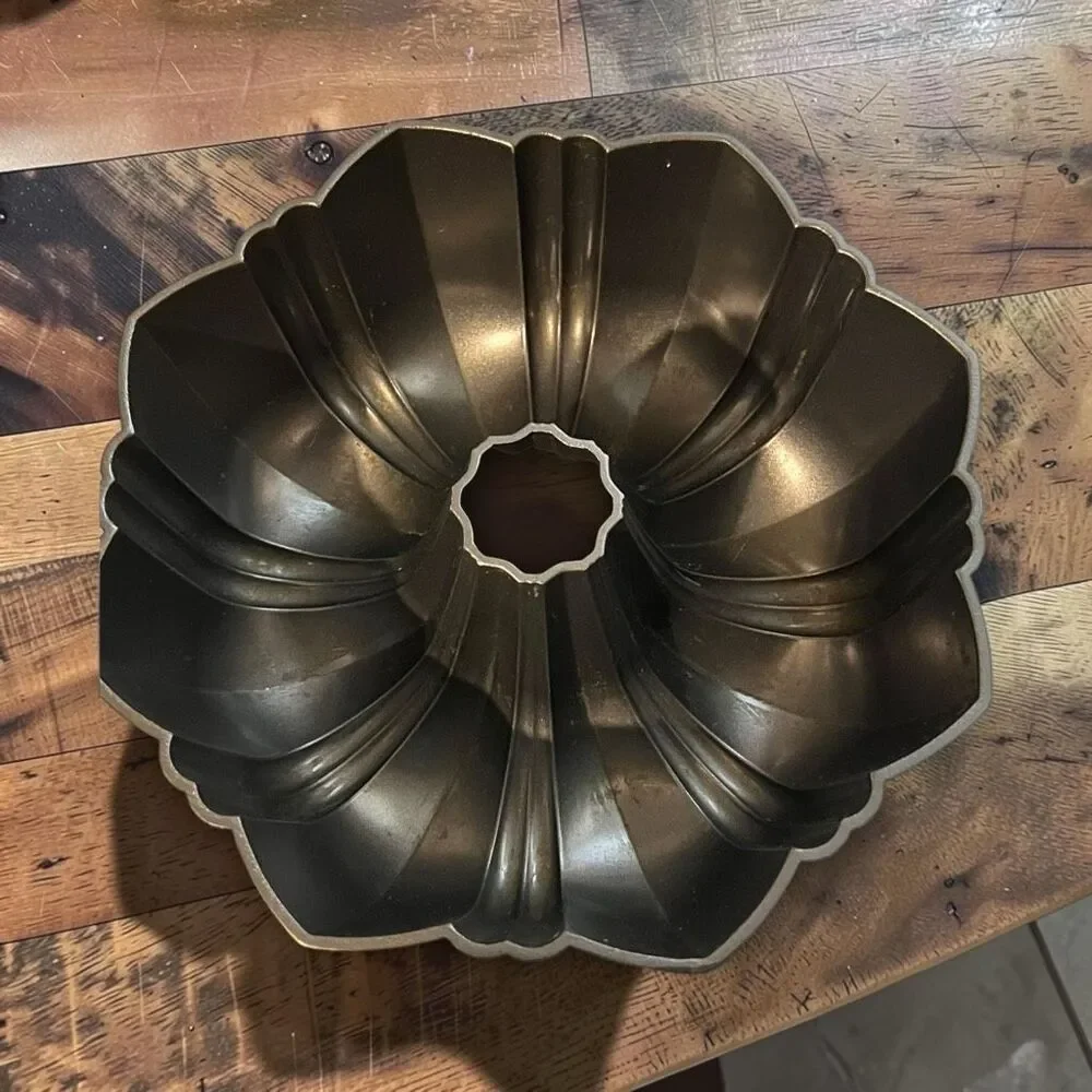 Wilton Fluted Bundt Cake Pan Nonstick Sculpted Swirl Tube Pan